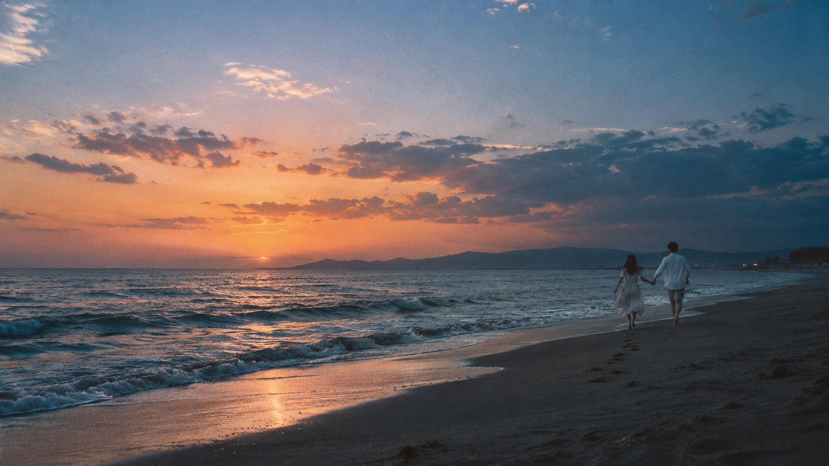 夕暮れの海辺をふたりで歩く、思い出のワンシーン