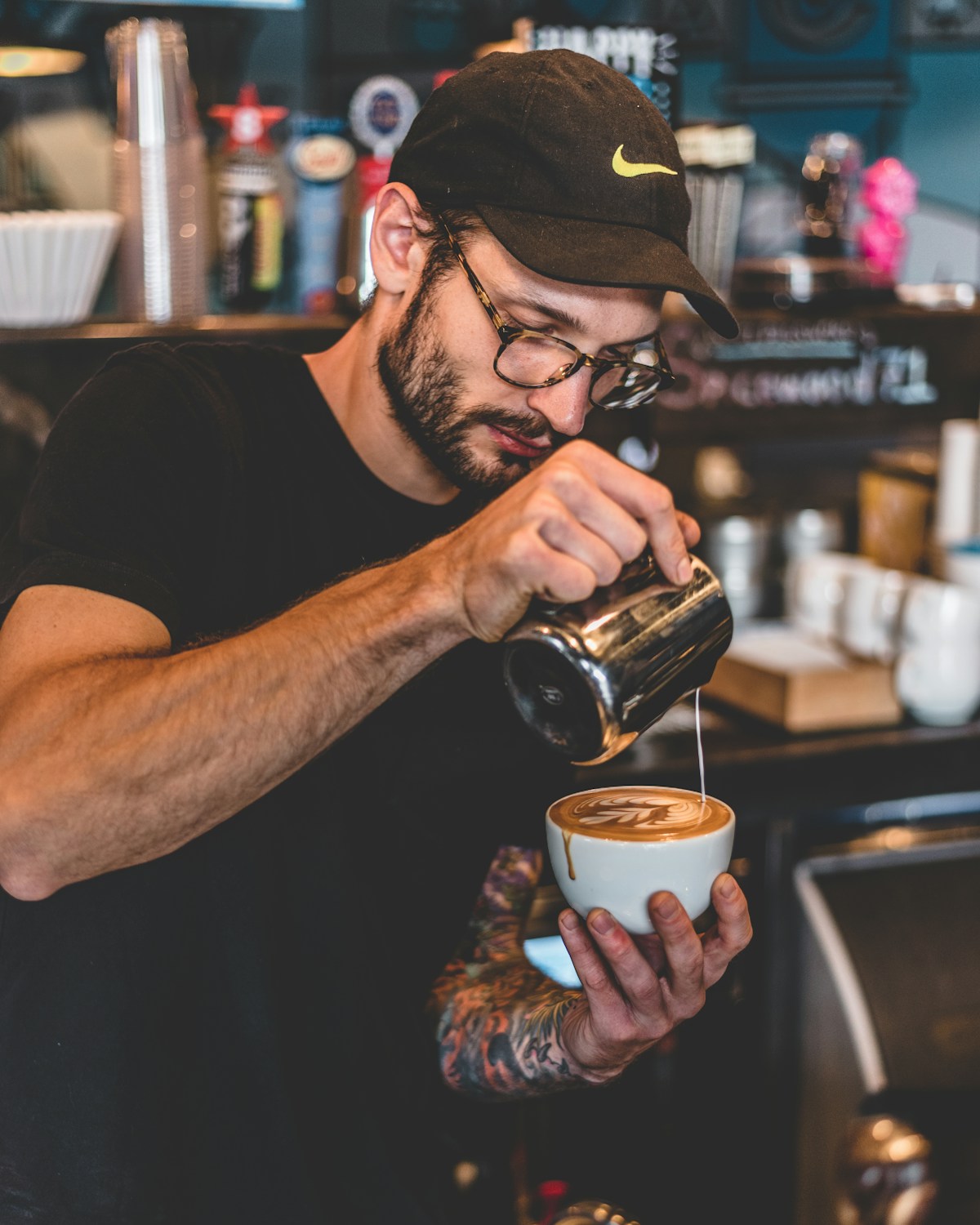 コーヒーを丁寧に淹れる手元を使った店舗紹介のデザイン